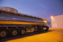 Молочний танкер з нержавіючої сталі припаркований вночі — стокове фото