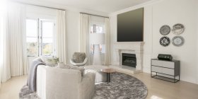 Maison vitrine salon avec cheminée en marbre — Photo de stock