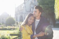 Junges Paar umarmt sich im Stadtpark — Stockfoto