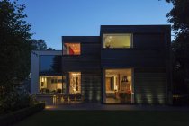 Modernes Haus in der Abenddämmerung beleuchtet — Stockfoto