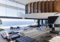 Sala de estar moderna con vistas al océano - foto de stock