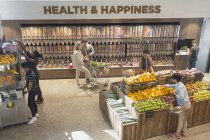 Погляд людей на продуктові магазини в магазині здорового харчування — стокове фото