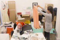 Saia de embalagem de comprador de moda em escritório bagunçado — Fotografia de Stock