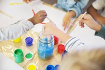 Studenti che dipingono in classe sul tavolo — Foto stock