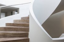 Moderna escalera de caracol de lujo en el interior de la casa escaparate - foto de stock