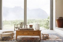 Кофейный столик в гостиной с видом на пейзаж — стоковое фото