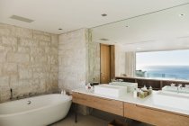 Сучасна ванна кімната з видом на океан — стокове фото
