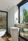 Modernes Waschbecken im sonnigen Badezimmer — Stockfoto