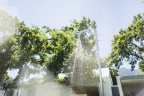 Acqua corrente dalla doccia esterna — Foto stock