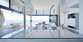 Habitación en la casa moderna de lujo contra el mar - foto de stock