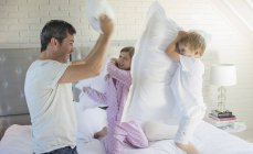 Padre e figli che litigano con i cuscini — Foto stock