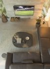 Blick von oben Fußballspiel auf dem Fernseher in modernen, luxuriösen Haus Vitrine Interieur Wohnzimmer — Stockfoto