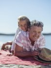 Großvater und Enkelin spielen am Strand — Stockfoto