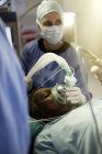 Anestesiologo con maschera di ossigeno sul paziente durante l'intervento chirurgico — Foto stock