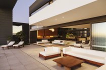 Sofas und Liegestühle auf der modernen Terrasse — Stockfoto