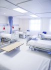Empty beds in hospital room — Stock Photo