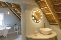 Розкішна мансардна ванна під дерев'яним дахом — стокове фото