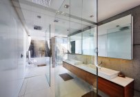 Moderna casa de luxo vitrine banheiro — Fotografia de Stock