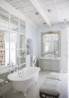 Kralle Fuß Badewanne im Luxus-Badezimmer — Stockfoto
