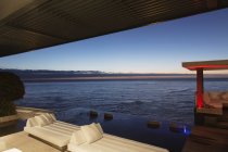 Sofas und Infinity-Pool mit Blick auf das Meer — Stockfoto