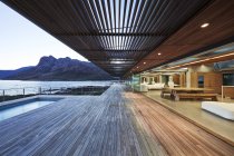 Patio moderne en bois de luxe avec vue sur l'océan — Photo de stock