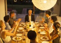 Amici applaudire uomo a cena — Foto stock