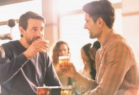 Uomini amici che assaggiano birra al bar della microbirreria — Foto stock