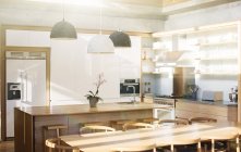 Cozinha moderna e mesa de jantar — Fotografia de Stock