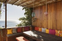 Panchina patio con vista sull'oceano — Foto stock