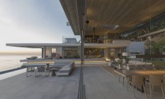 Moderno, casa de lujo escaparate sala de estar y patio - foto de stock