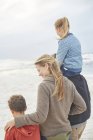 Familie spaziert gemeinsam am Winterstrand — Stockfoto