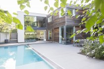 Современный дом с бассейном — стоковое фото