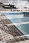 Живописный вид на роскошный бассейн и патио — стоковое фото