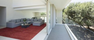 Modernes Wohnzimmer offen zum Balkon — Stockfoto