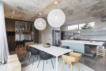 Роскошный интерьер современного дома, столовой и кухни — стоковое фото