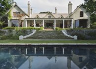 Роскошный современный дом против бассейна — стоковое фото