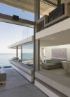 Moderne, maison de luxe vitrine salon intérieur avec vue sur l'océan — Photo de stock