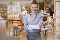 Ritratto sorridente imprenditore donna che lavora in negozio — Foto stock
