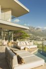 Sonnige moderne Luxus-Haus Vitrine Terrasse mit Blick auf die Berge — Stockfoto