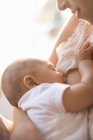 Madre lactante bebé niño - foto de stock