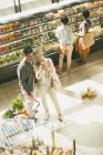 Young couple taking selfie in grocery store market — Stock Photo