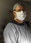 Retrato de cirujano maduro por quirófano - foto de stock