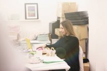 Покупець моди працює на ноутбуці в сучасному офісі — стокове фото