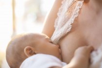 Mère allaitant bébé garçon — Photo de stock