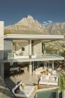 Солнечная современная витрина роскошного дома в горах — стоковое фото