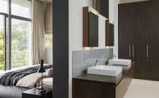 Роскошный интерьер современного дома, ванной комнаты и спальни — стоковое фото
