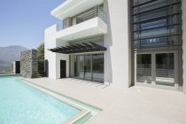 Casa moderna e piscina durante il giorno — Foto stock