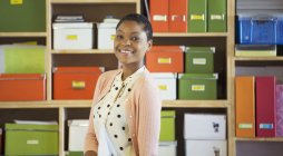 Портрет уверенной деловой женщины в офисе — стоковое фото