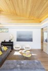 Teto de madeira inclinada sobre a sala de estar — Fotografia de Stock