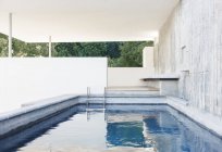Muro di pietra e gradini in piscina coperta — Foto stock